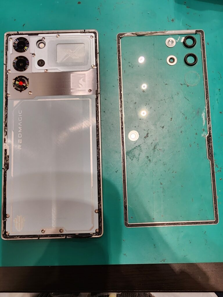 バックパネルを開けたREDMAGIC