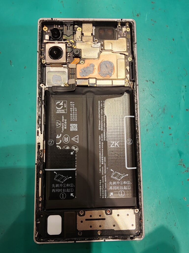 基板を守っているカバーｔファンを外したREDMAGIC