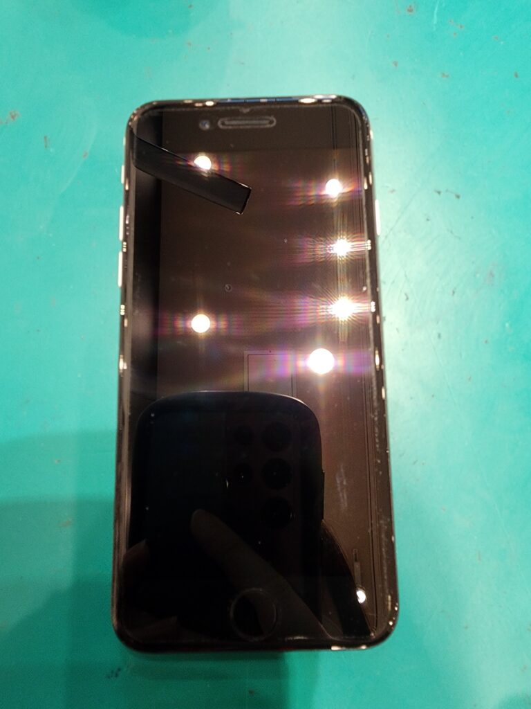 修理前のiPhone SE3