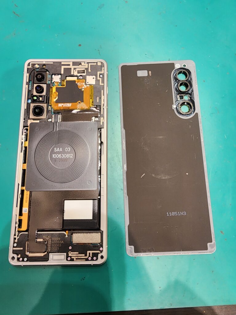 バックパネルを外したXperia