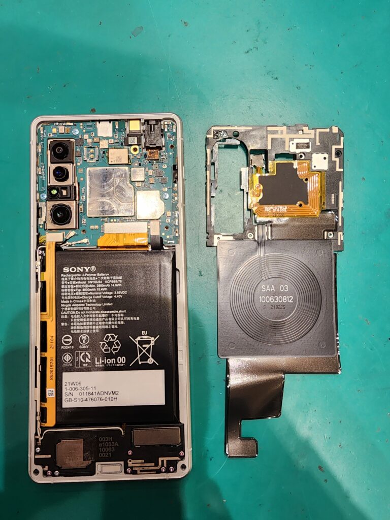 基板を守っているカバーを外したXperia