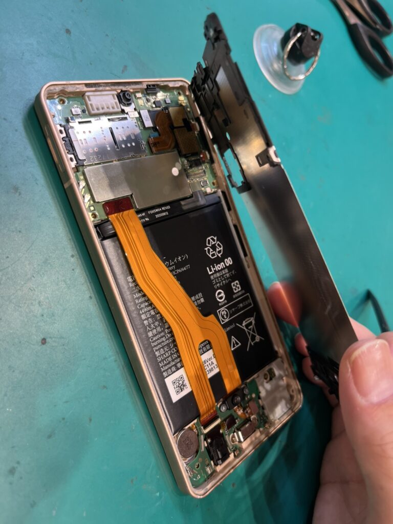 【札幌苗穂店】AQUOSsense6のバッテリー交換【東区からご来店】