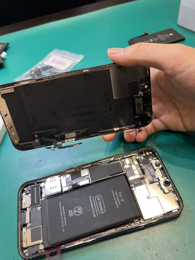 iPhone12のドックコネクタ修理