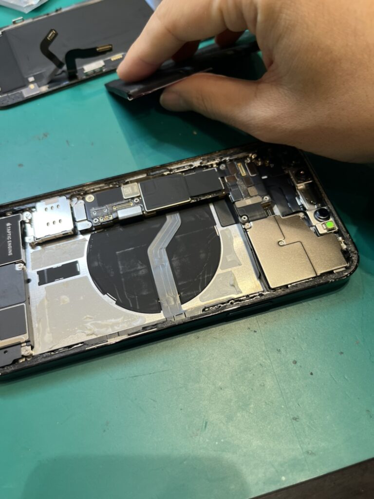 iPhone12のドックコネクタ修理