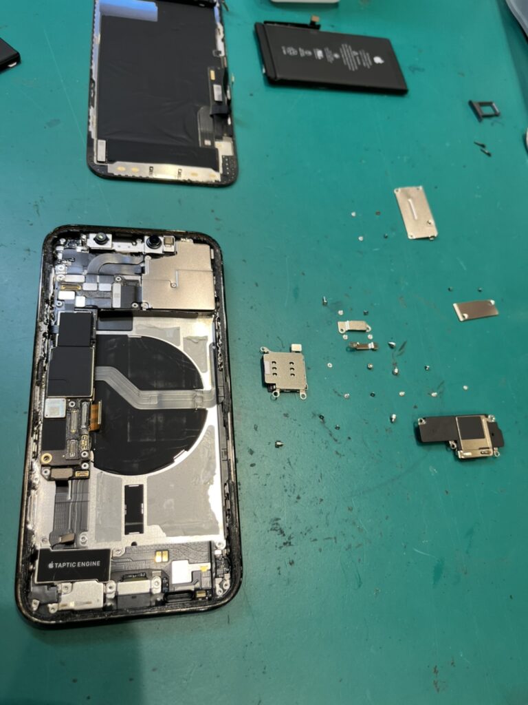 iPhone12のドックコネクタ修理