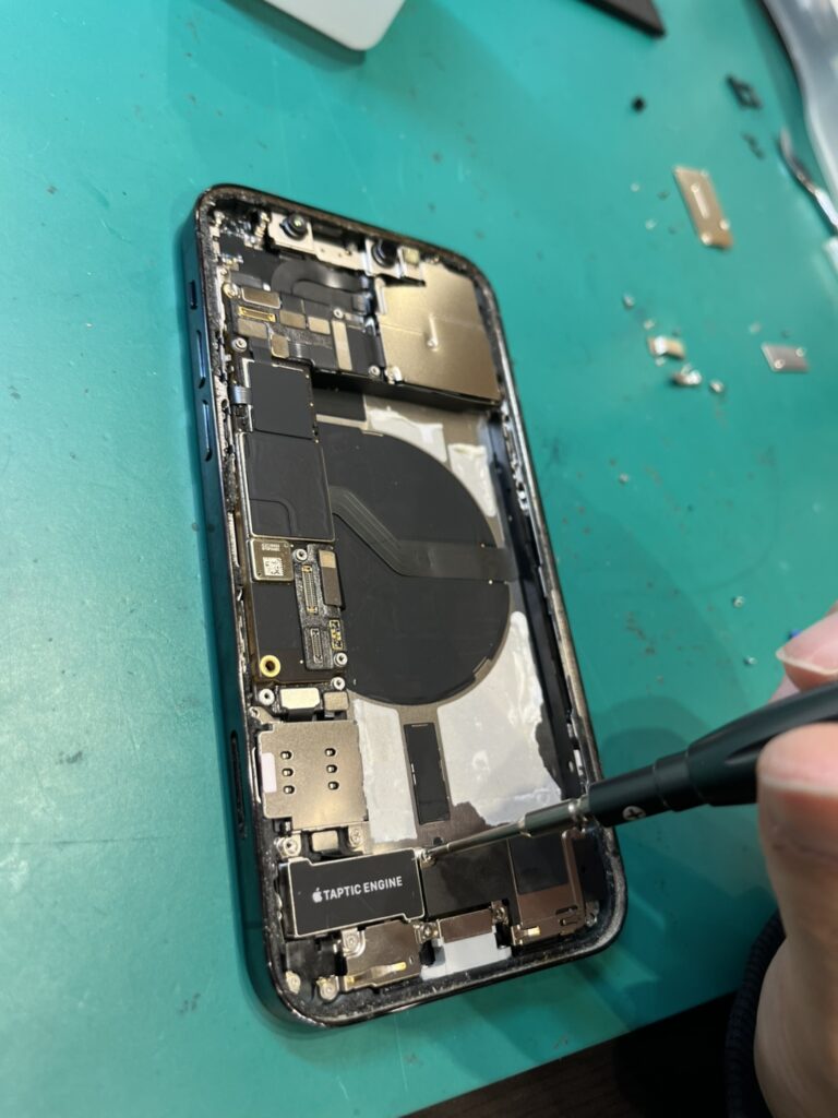 iPhone12のドックコネクタ修理