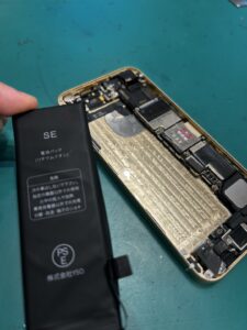 【札幌苗穂店】iPhoneSE(初代)のバッテリー交換【函館市からご来店】
