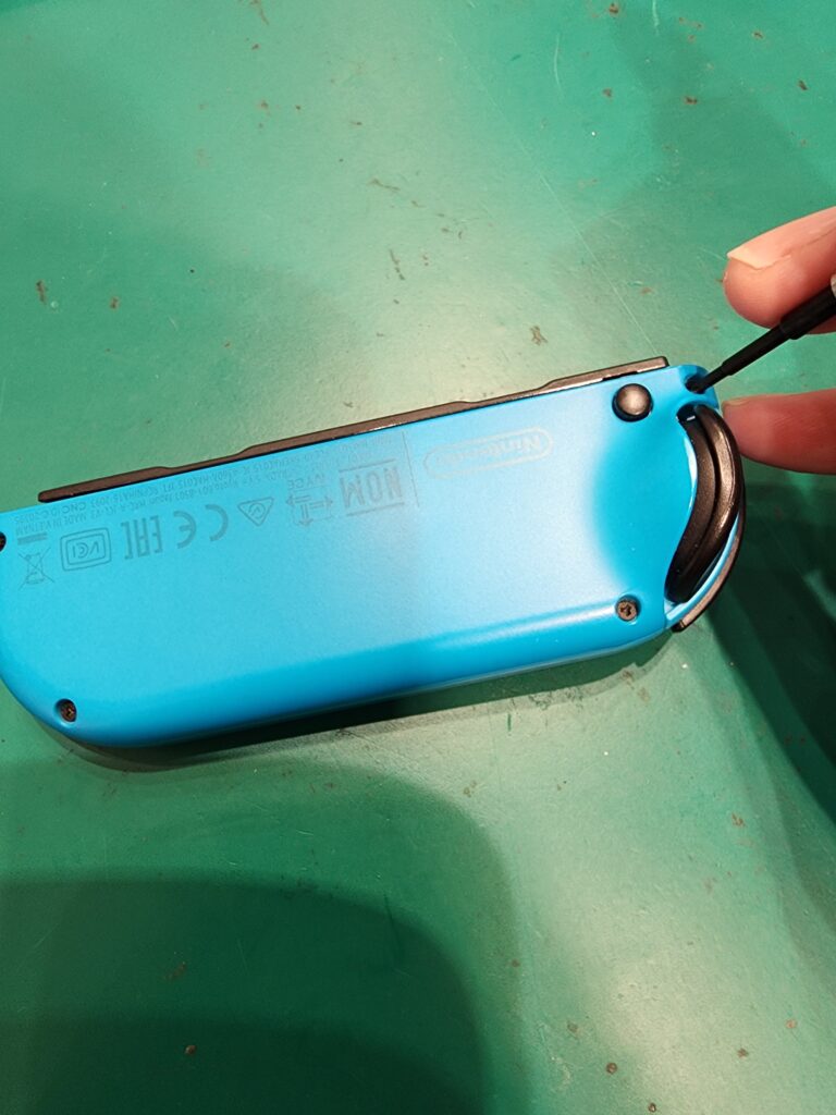 修理中のJoycon