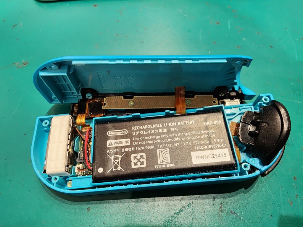 裏蓋を開けたJoycon