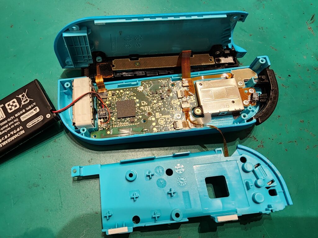 バッテリーを乗せたカバーを外したJoycon