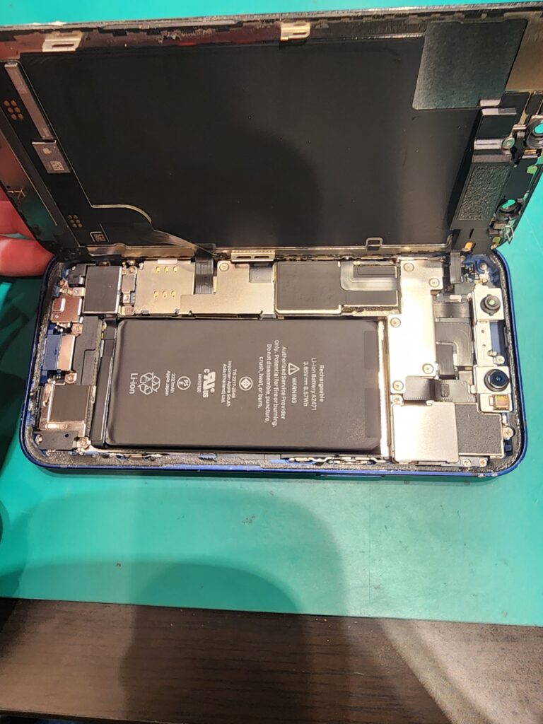 画面を開けたiPhone12mini