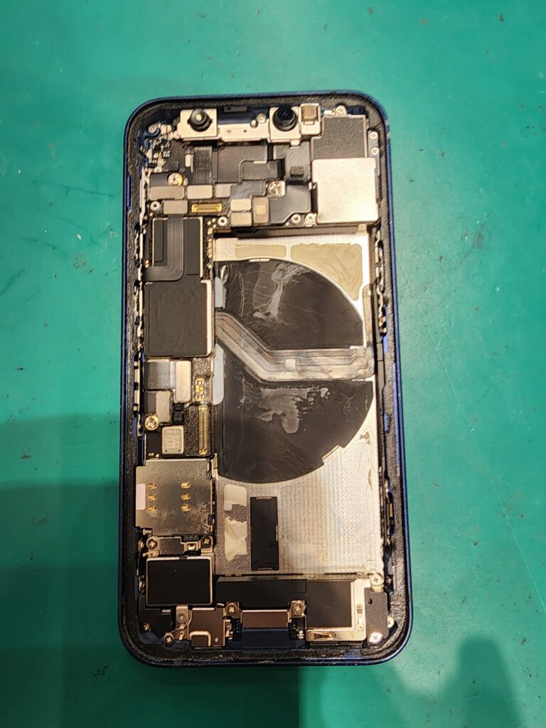 バッテリーを外したiPhone12mini