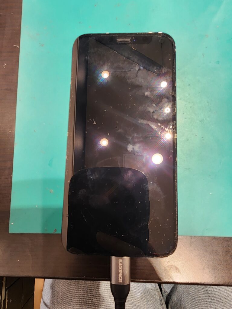 充電中のiPhone12mini