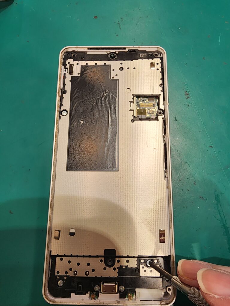 シルバープレートを外しているAQUOS sense6