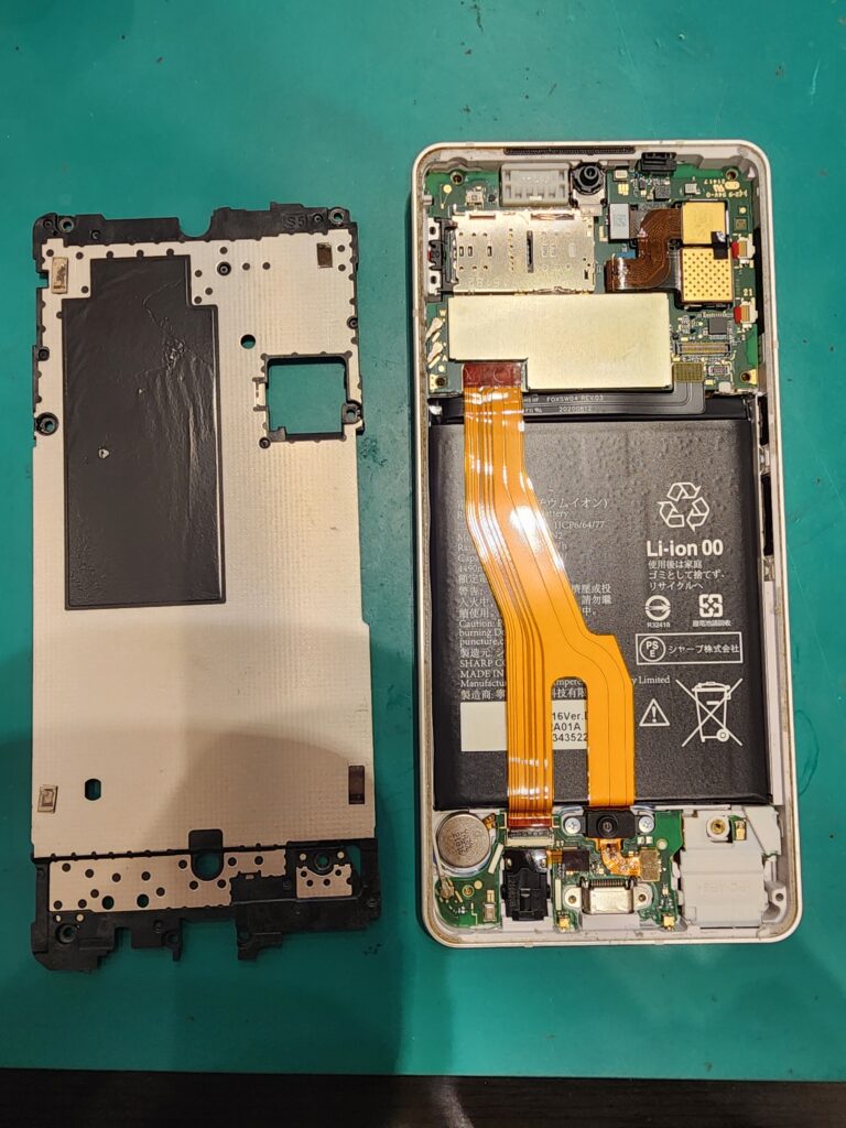 シルバープレートを外したAQUOS sense6