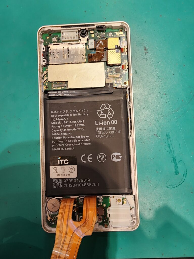 新しいバッテリーに交換したAQUOS sense6