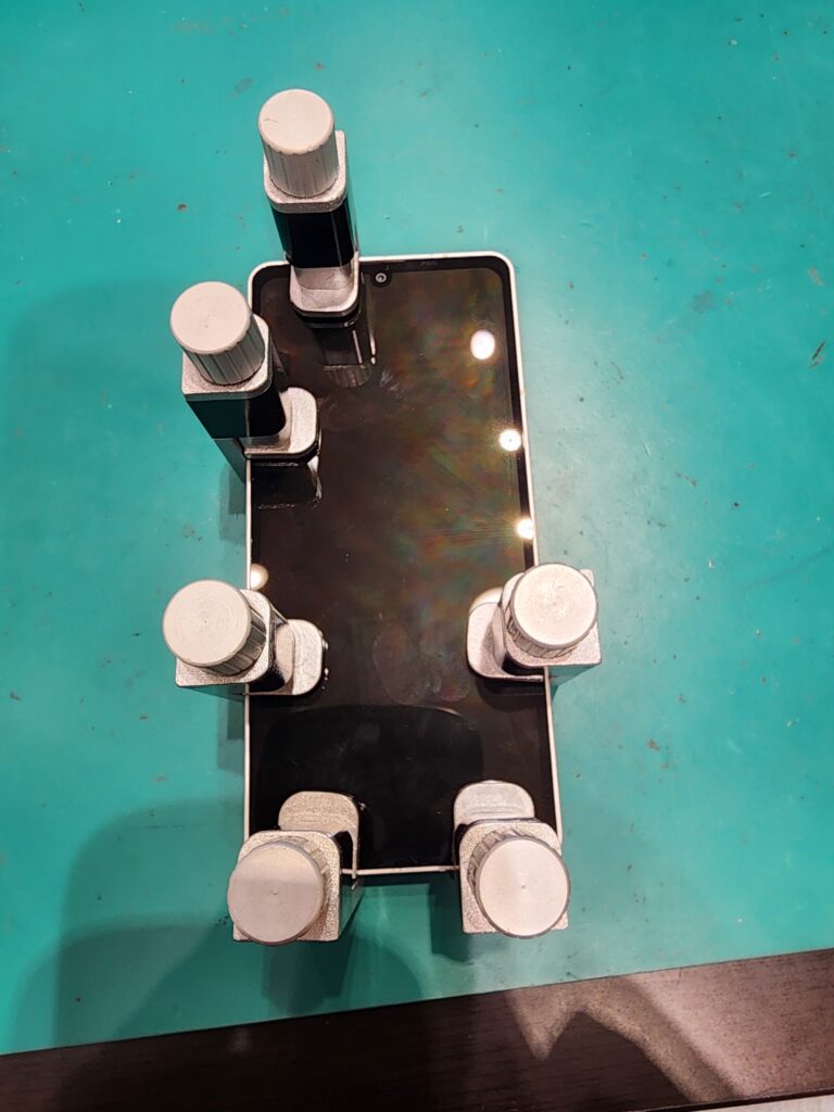 画面圧着中のAQUOS sense6