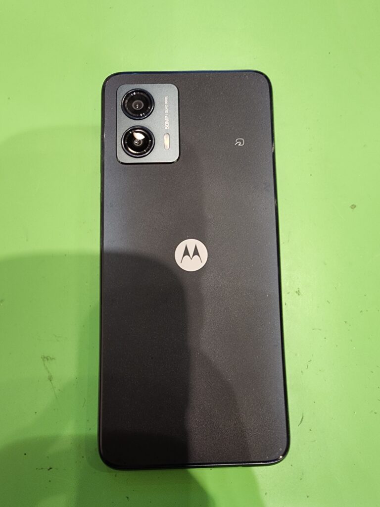 バックパネルを開ける前のmoto g53j