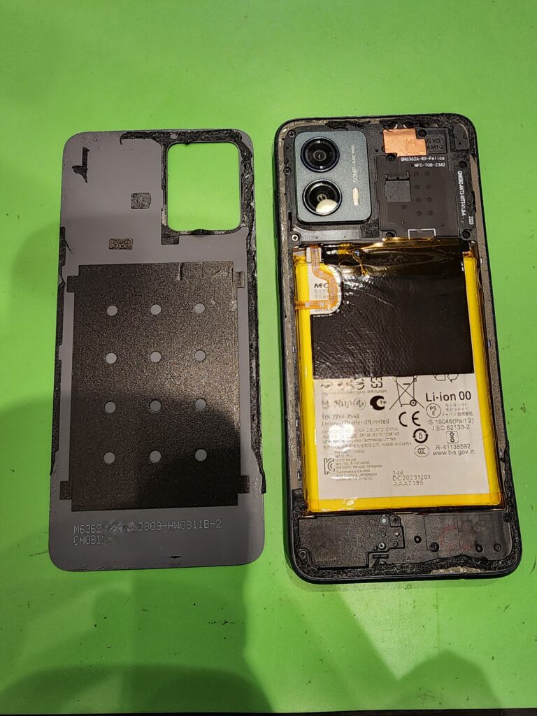 バックパネルを開けたmoto g53j
