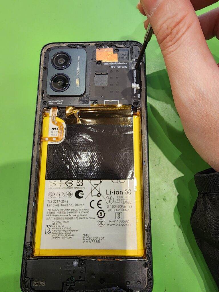 プラスチックカバーを外すmoto g53j