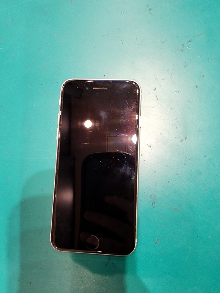 修理前のiPhoneSE3