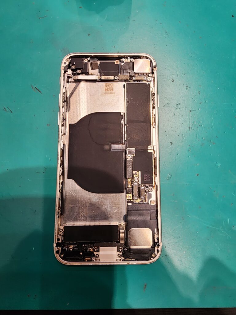 バッテリーを外したiPhoneSE3