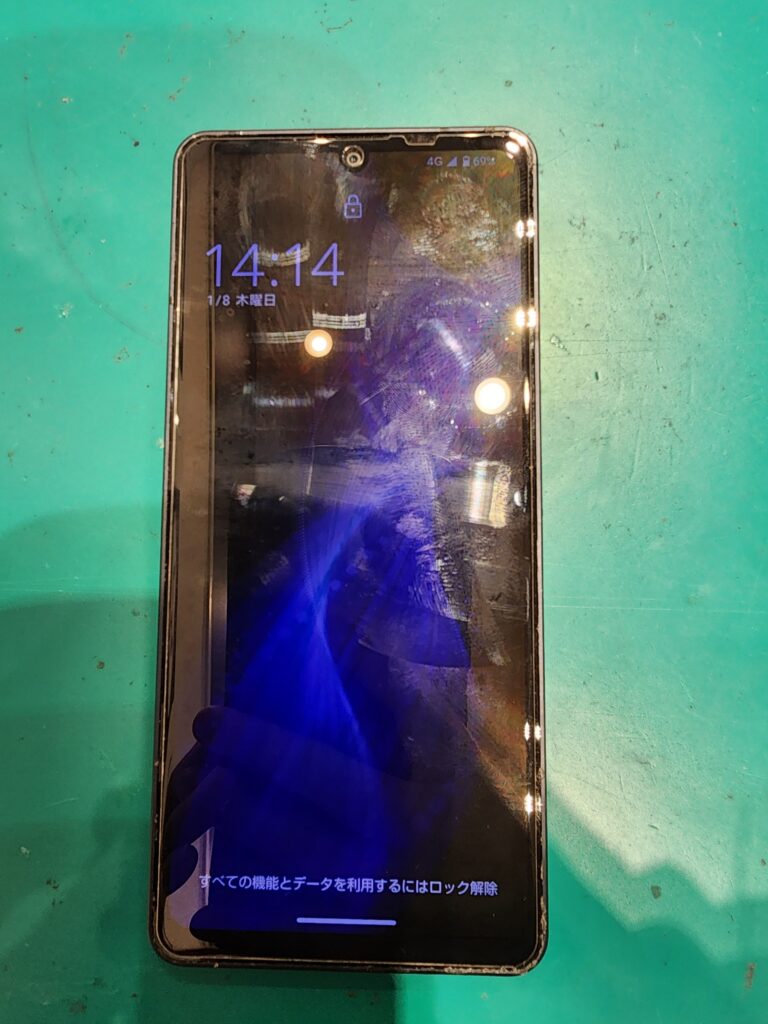 修理前のAQUOS sense6