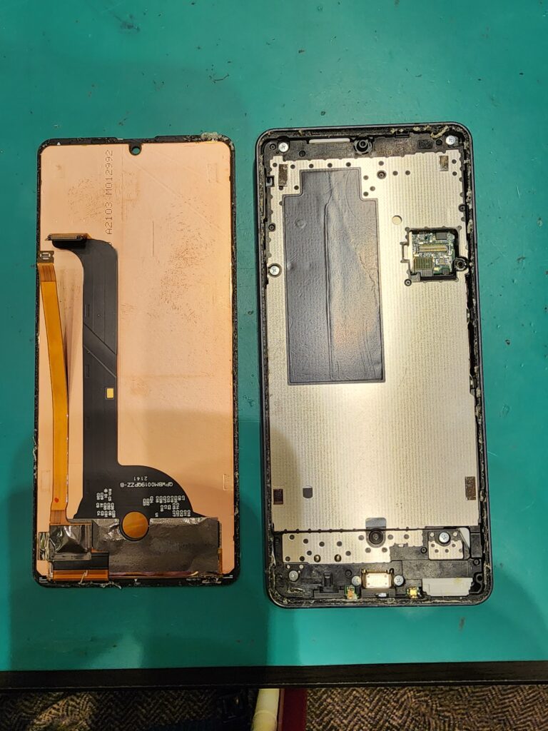 画面を外したAQUOS sense6