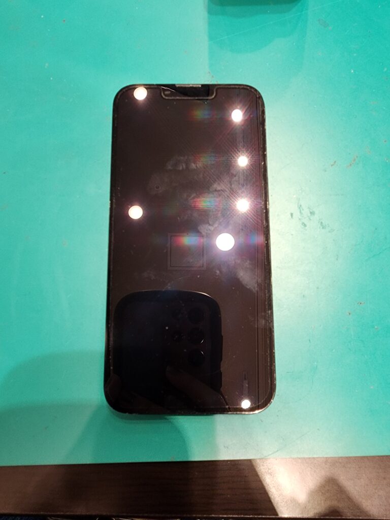 修理前のiPhone13pro