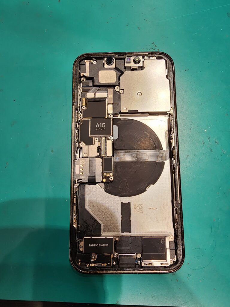 バッテリーを外したiPhone13pro