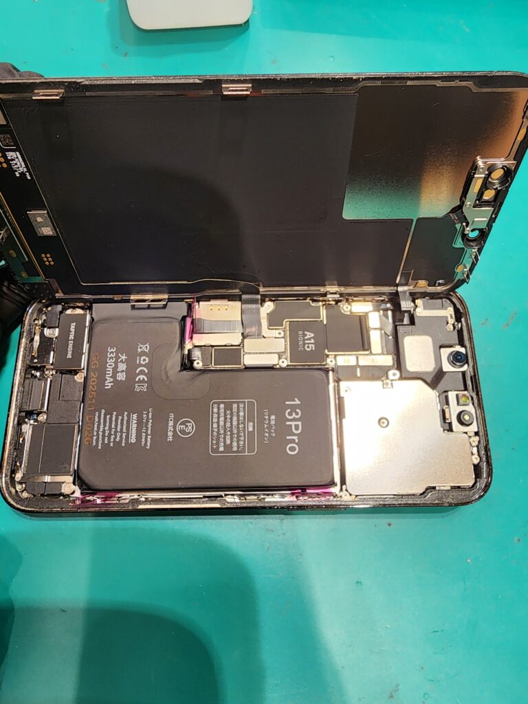 バッテリーを仮付けしたiPhone13pro