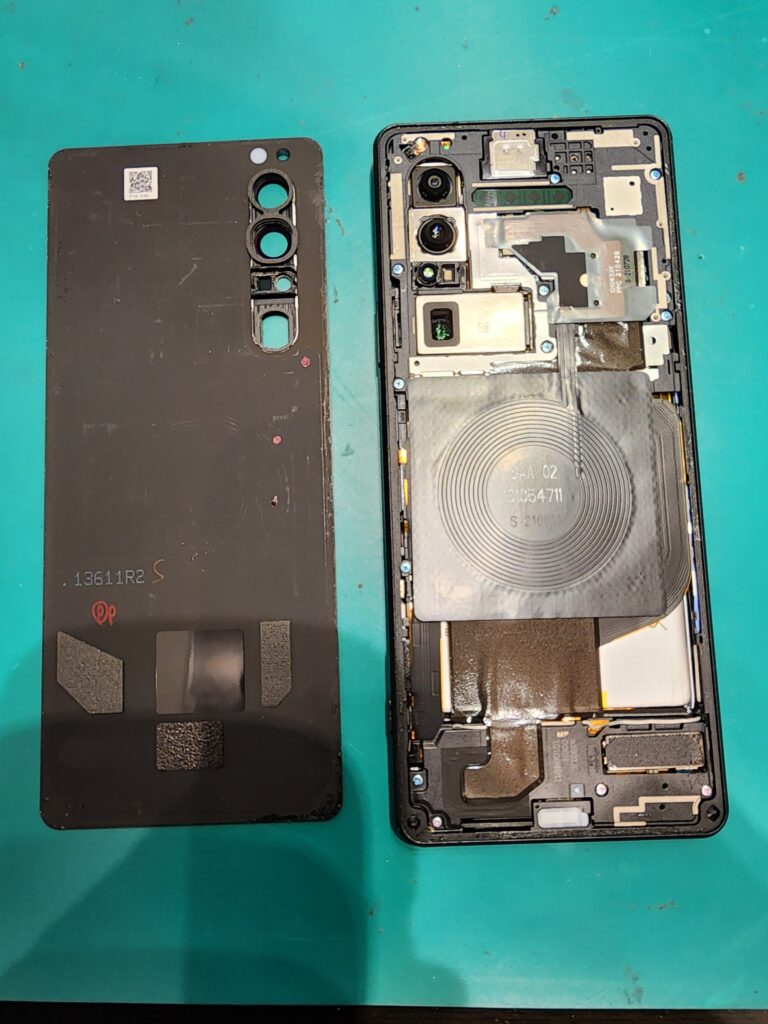 バックパネルを外したXperia1Ⅲ