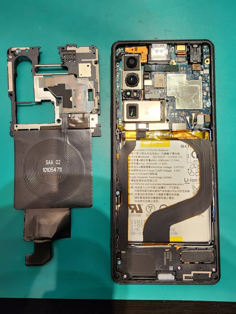 基盤を守っているカバーを外したXperia1Ⅲ