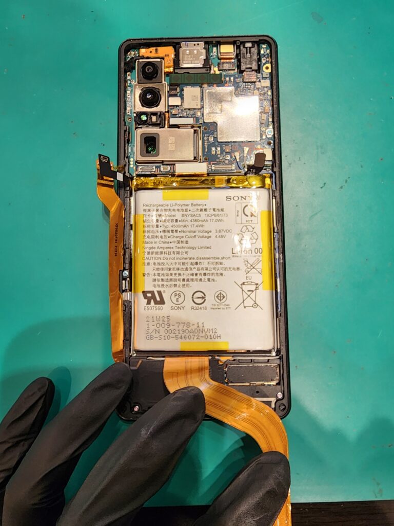 バッテリーを外す前のXperia1Ⅲ