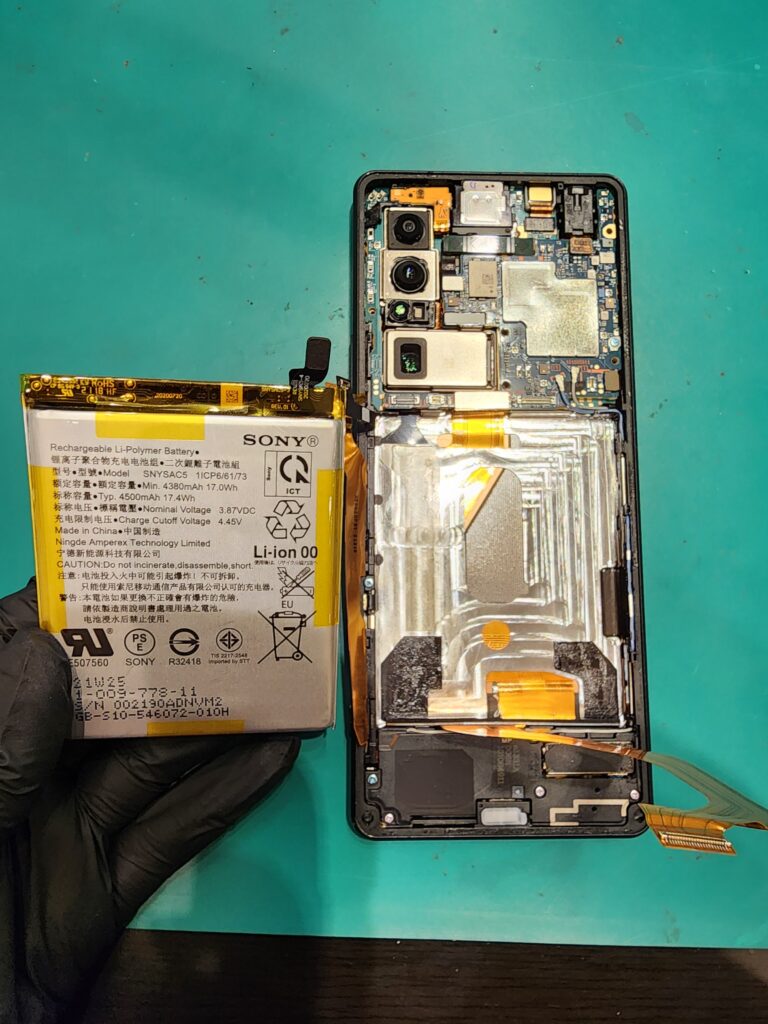 バッテリーを外したXperia1Ⅲ