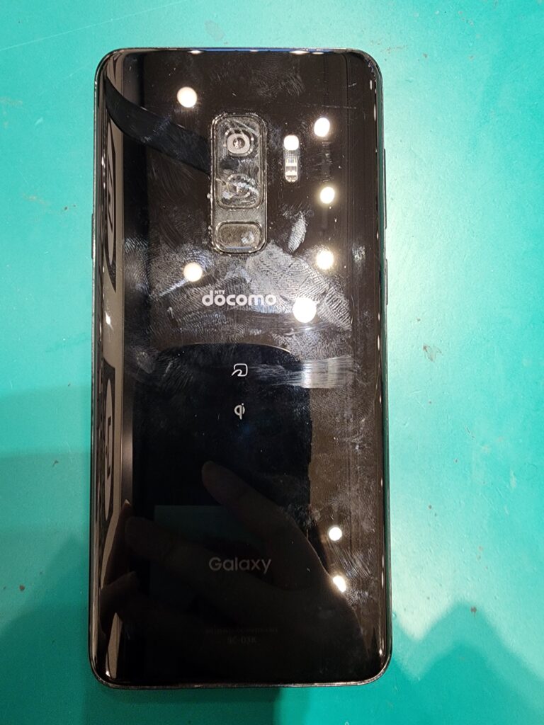 バックパネルを開ける前のGalaxyS9+