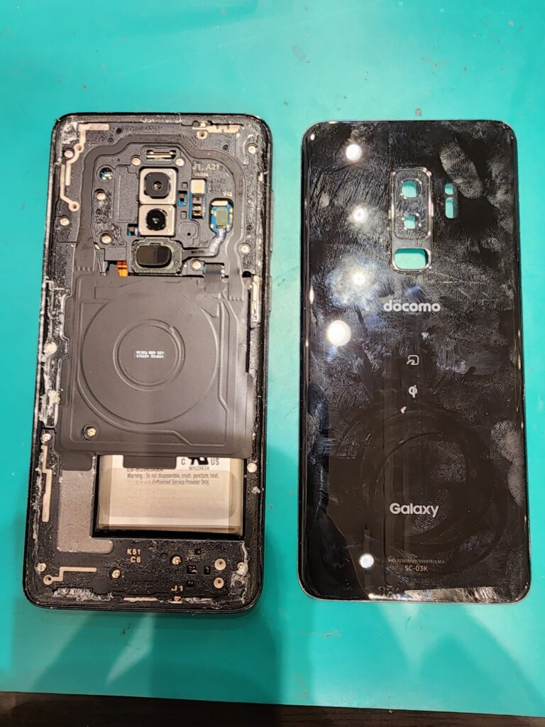 バックパネルを開けたGalaxyS9+