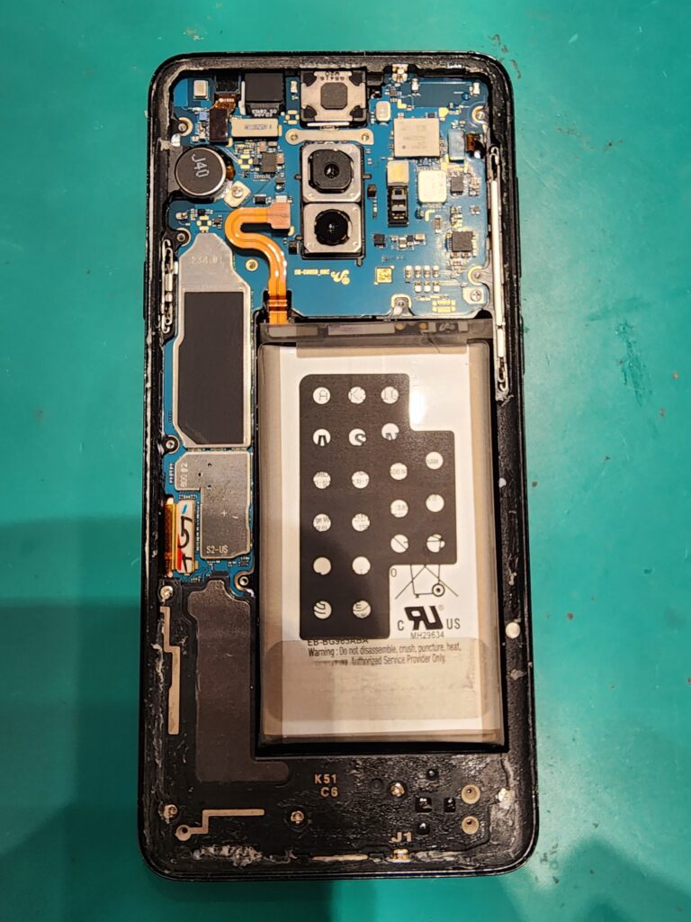 基盤を守っているカバーを外したGalaxyS9+