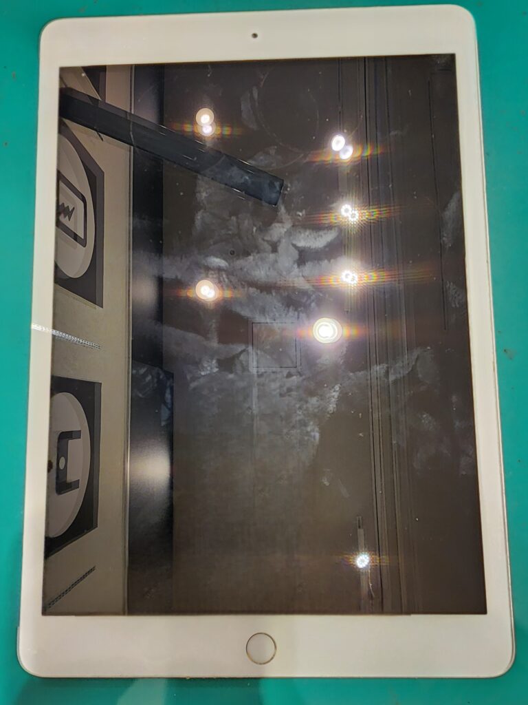 修理前のiPad第8世代