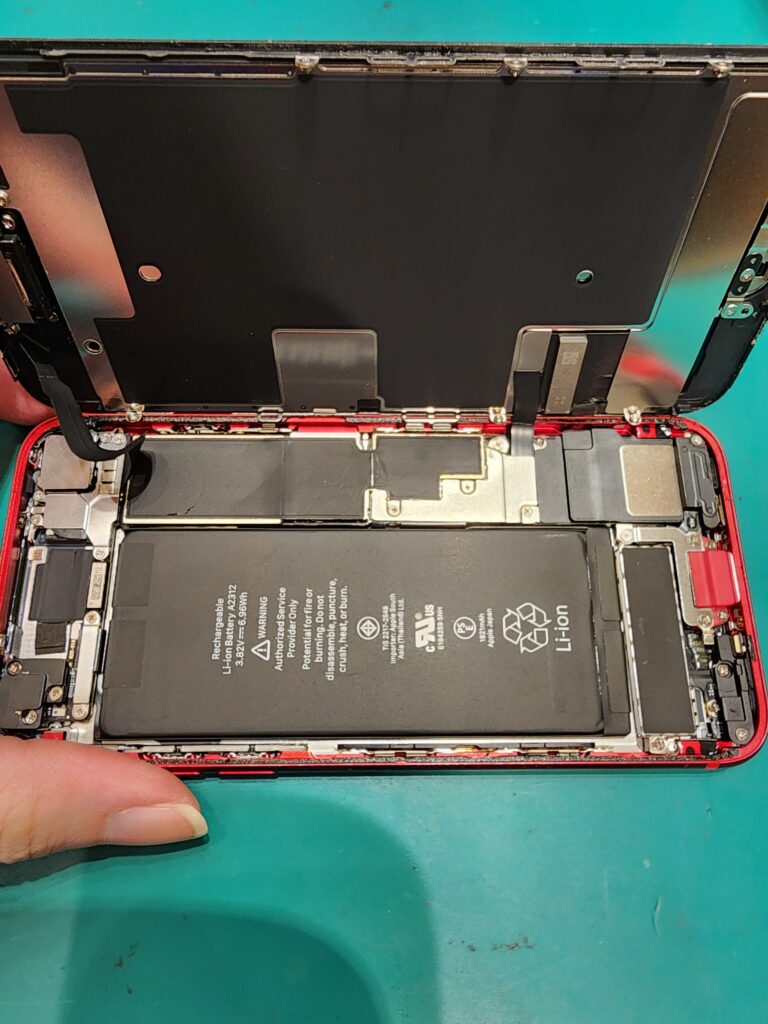 画面を開けたiPhoneSE第2世代