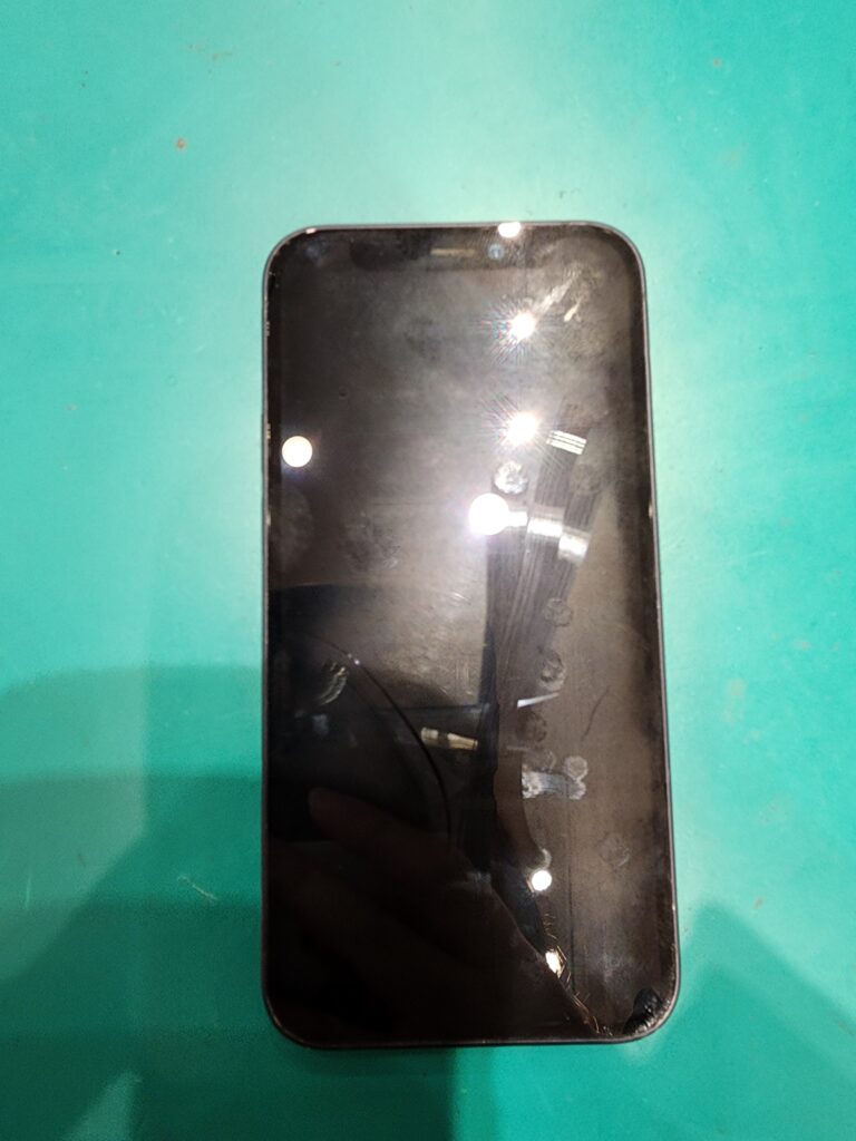 修理前のiPhone12mini