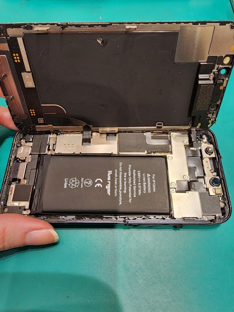 画面を開けたiPhone12mini