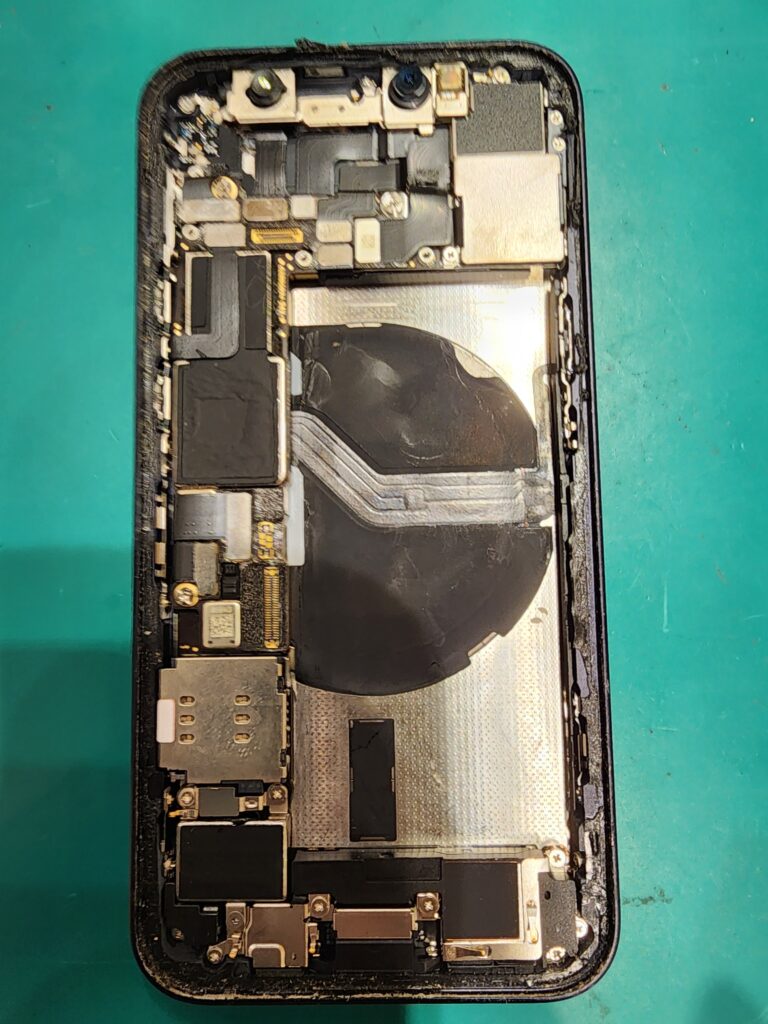 バッテリーを外したiPhone12mini