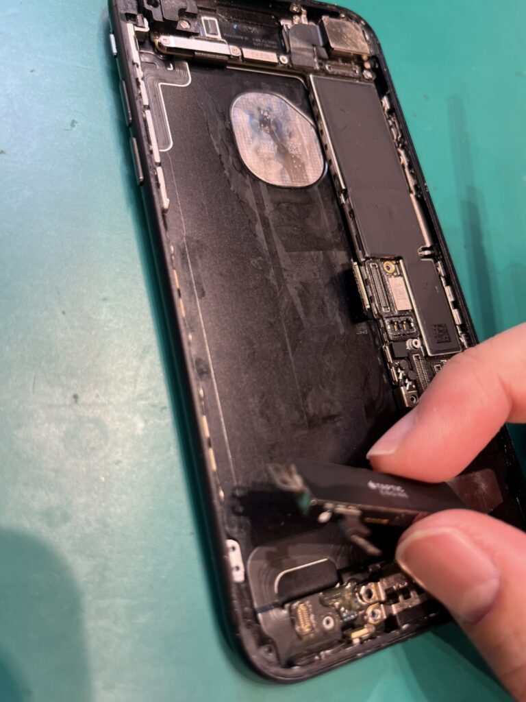 iPhone7のドックコネクタ修理