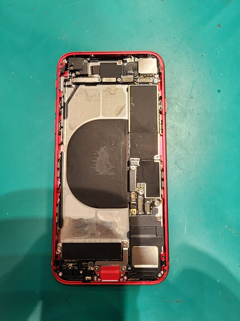 バッテリーを外したiPhoneSE第2世代