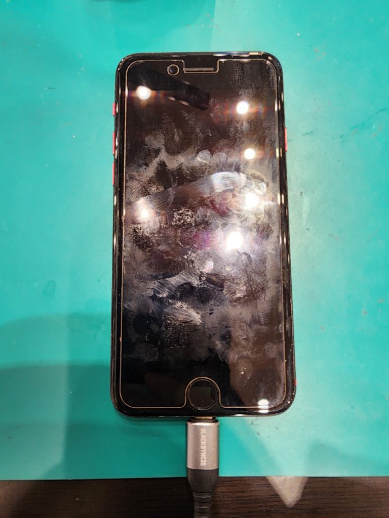 充電中のiPhoneSE第2世代