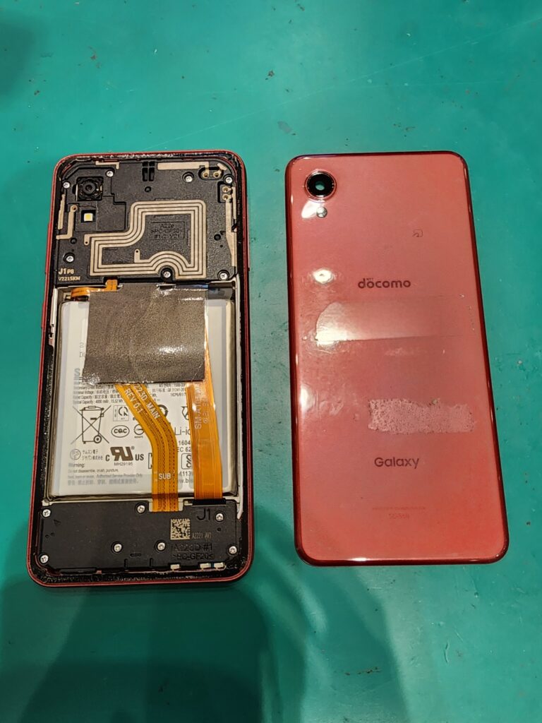 バックパネルを外したGalaxyA22