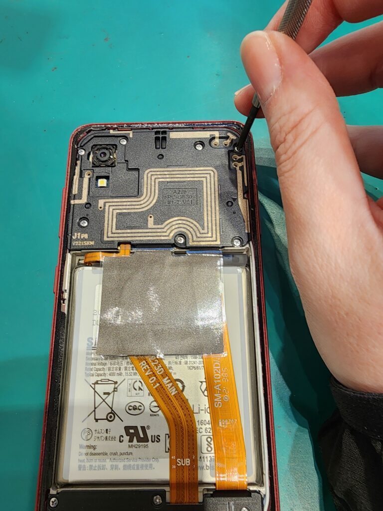 基板を保護しているカバーを外しているGalaxyA22