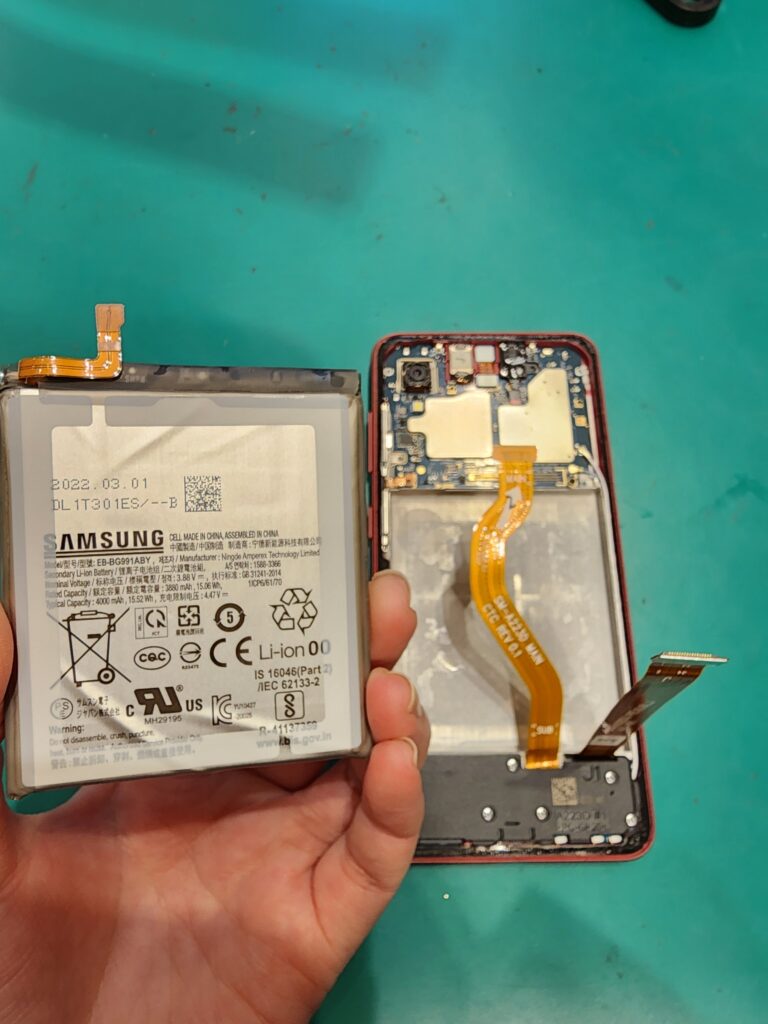 バッテリーを外したGalaxyA22