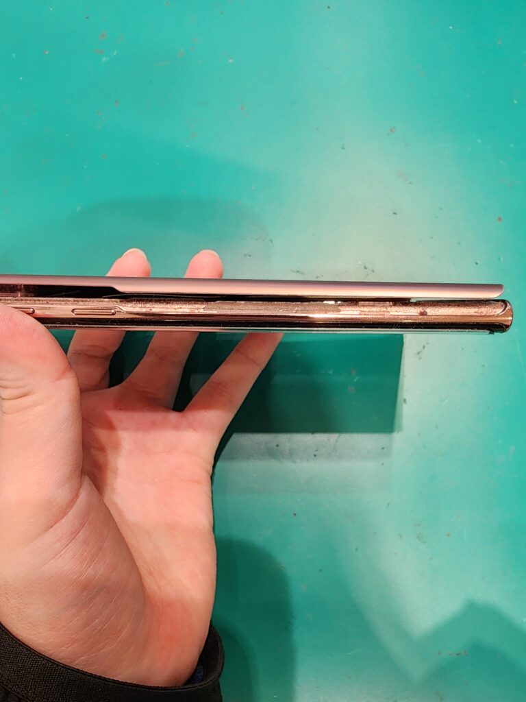 バックパネルが浮いたGalaxyNote20Ultra